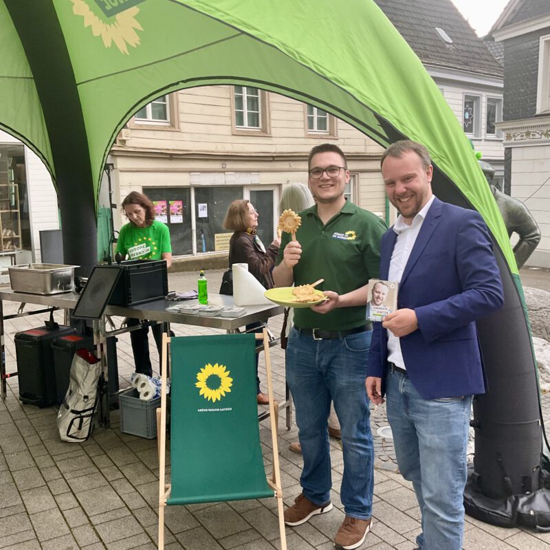 Europakandidat Daniel Freund und Wülfrather GRÜNE mit Waffel vor dem Zelt in Wülfrath am Heumarkt. 